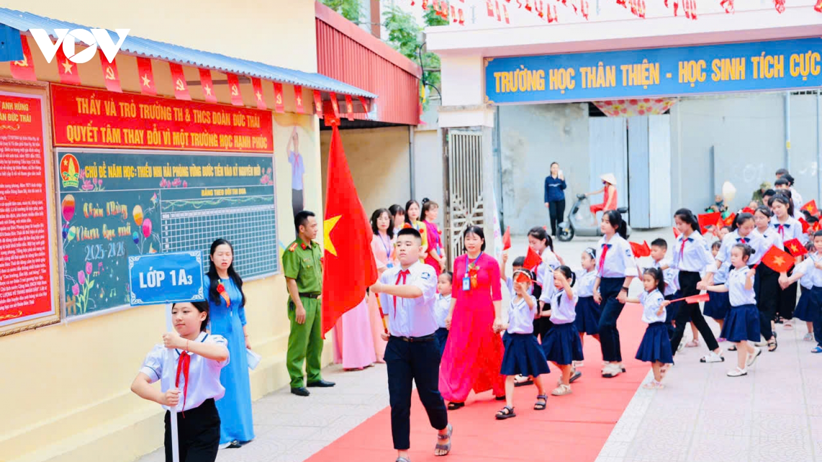 Ấm áp, rộn ràng lễ khai giảng giữa đảo xa