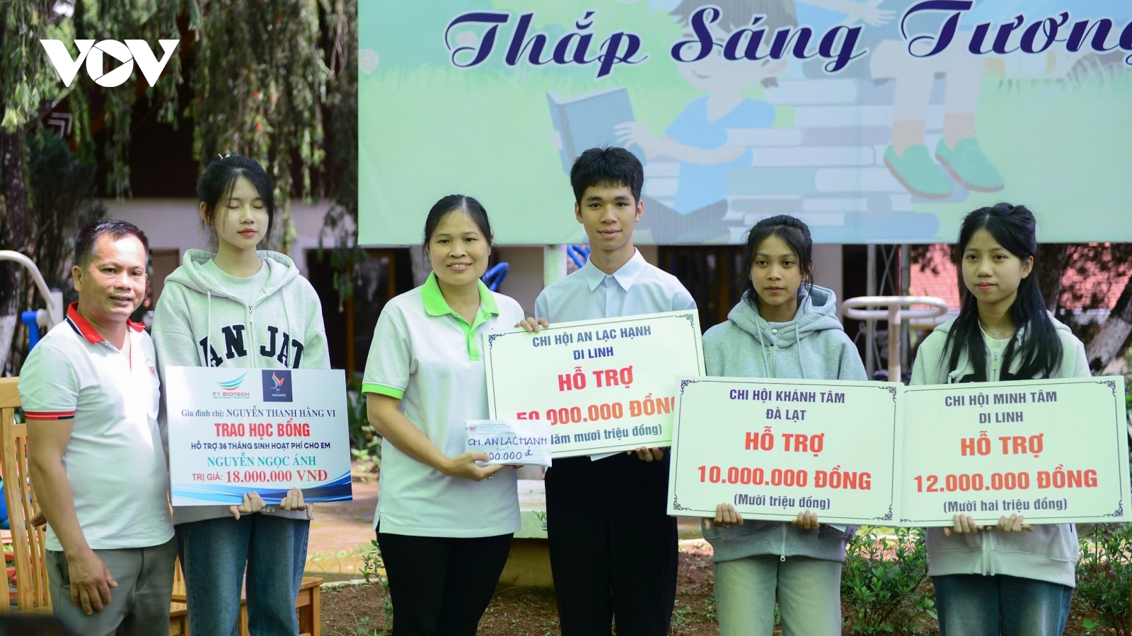 Bốn tân sinh viên Làng trẻ em SOS Đà Lạt được tặng học bổng gần 1 tỷ đồng