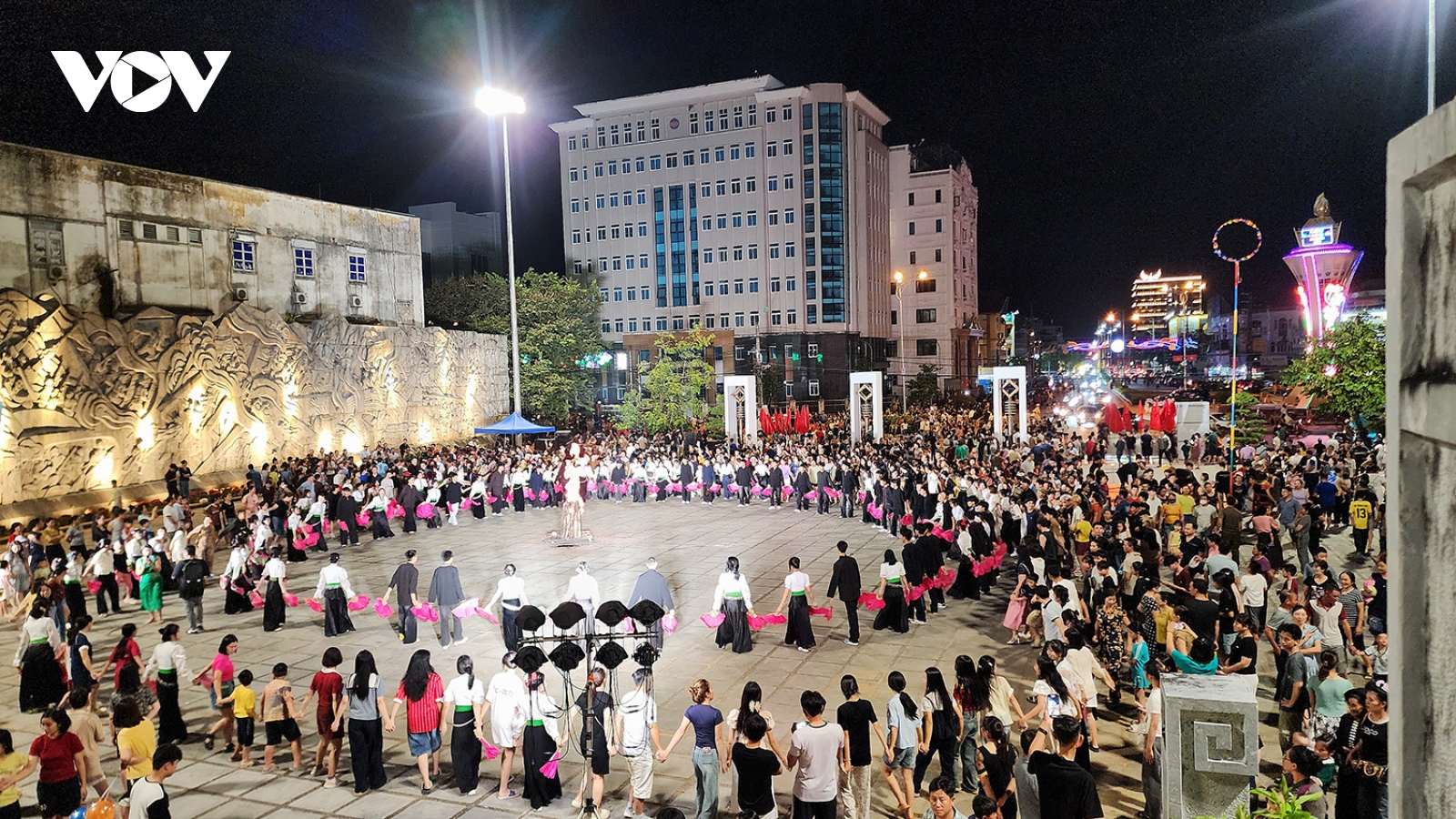 Hàng vạn người dân và du khách hòa mình vào Lễ hội đường phố “Tinh hoa Tây Bắc”