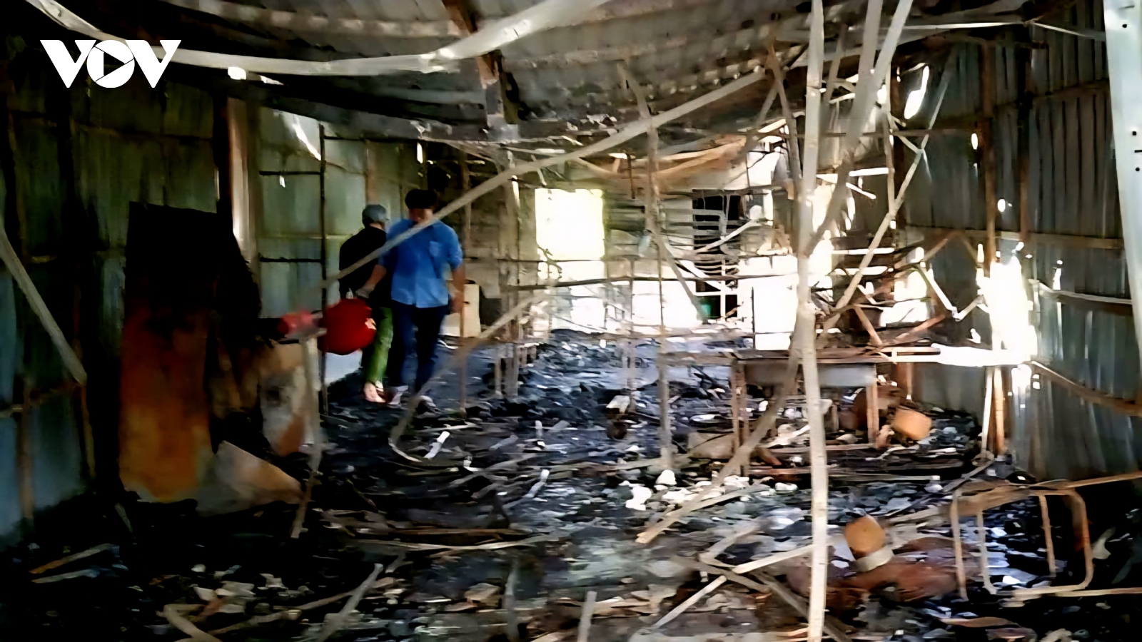 Cháy nhà giữa đêm khuya cháu bé 9 tuổi tử vong ở Cà Mau