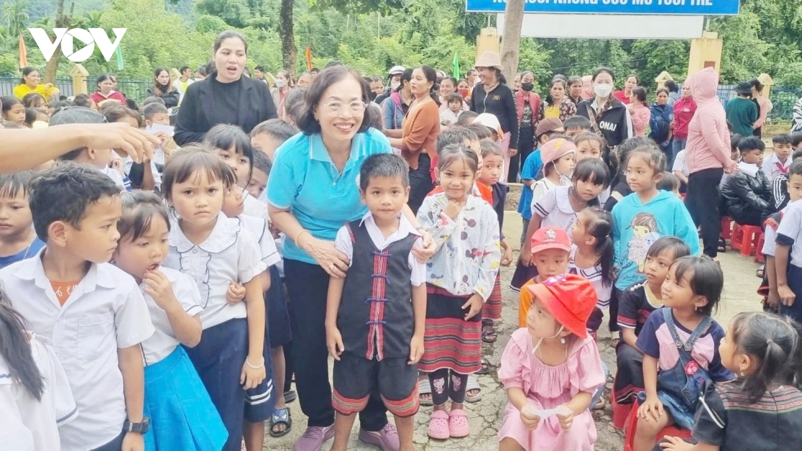 Trao quà Trung thu tặng trẻ em nghèo miền núi thành phố Đà Nẵng