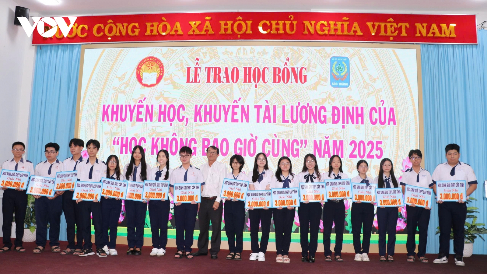 Trao học bổng cho học sinh hiếu học và người lớn có tinh thần học tập tiêu biểu