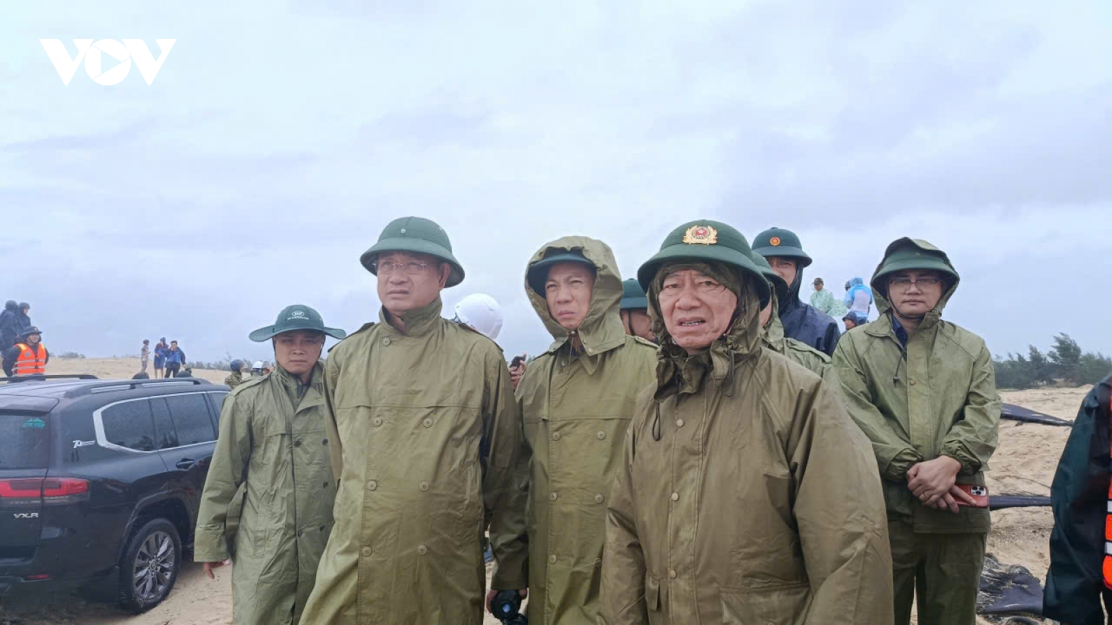 Ông Lê Ngọc Quang, Bí thư Tỉnh ủy Quảng Trị chỉ đạo cứu nạn tàu gặp nạn ở Cửa Việt