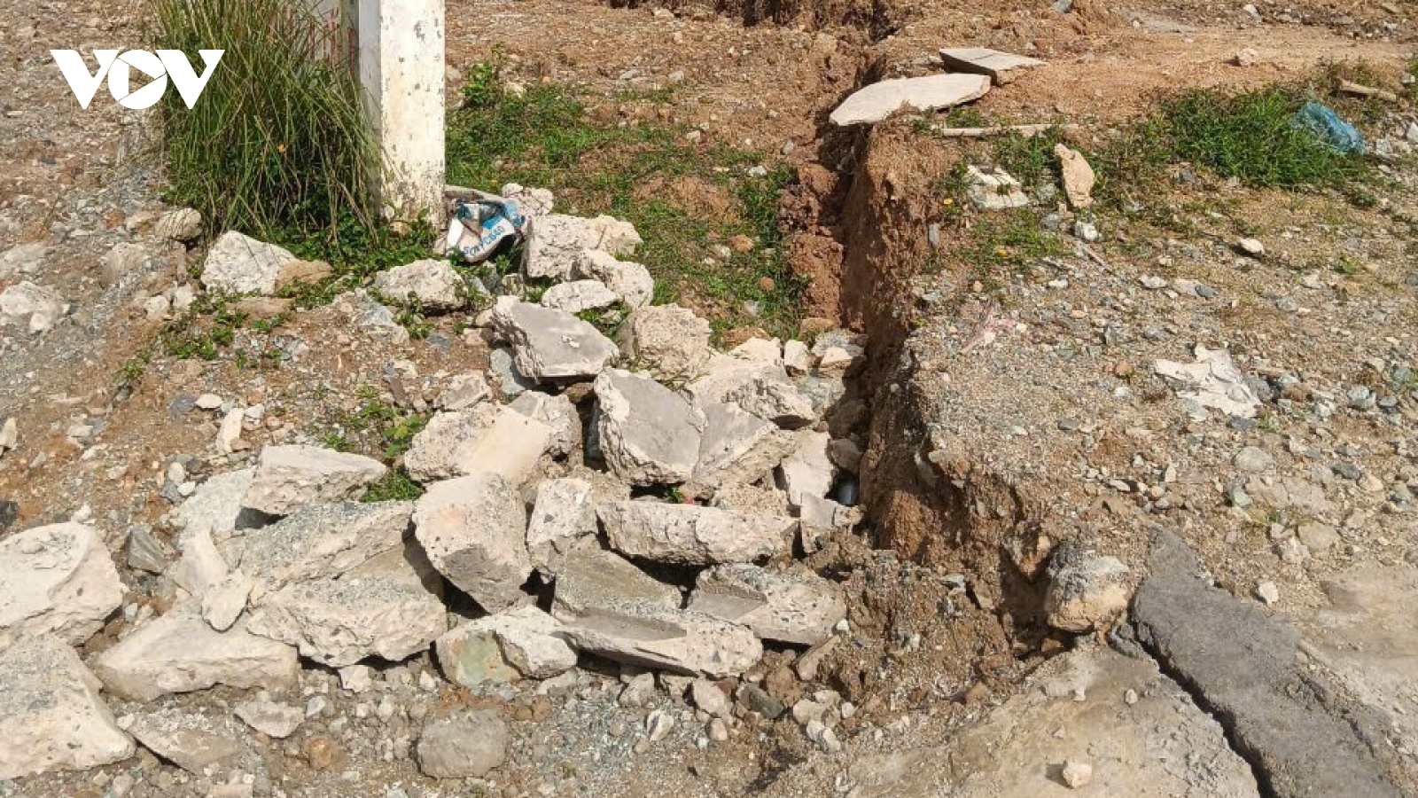 Khẩn trương khắc phục sạt lở, đảm bảo giao thông trên đường Hồ Chí Minh