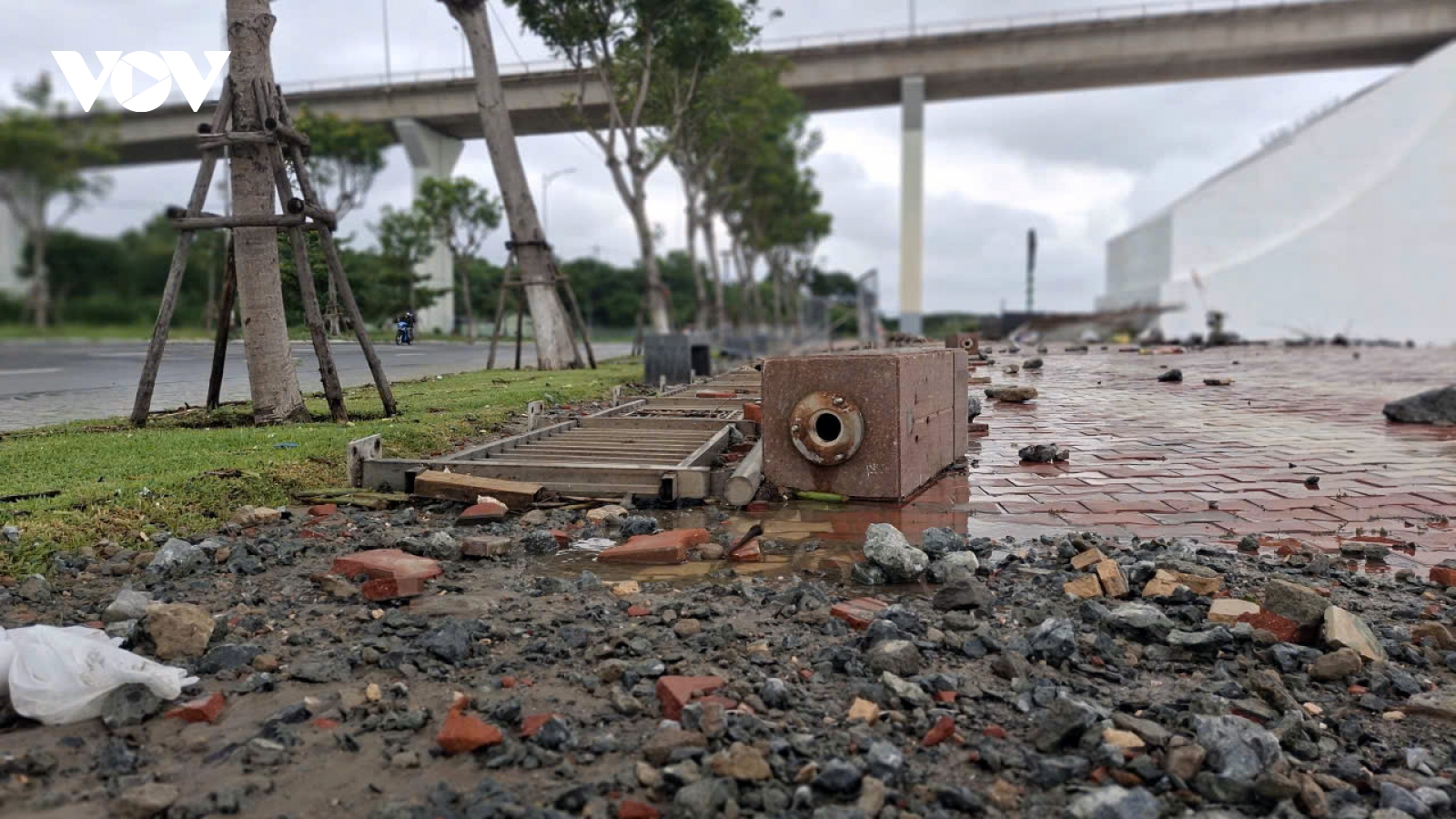 Triều cường dâng cao, sóng phá hỏng vỉa hè, ngập đường ở Đà Nẵng