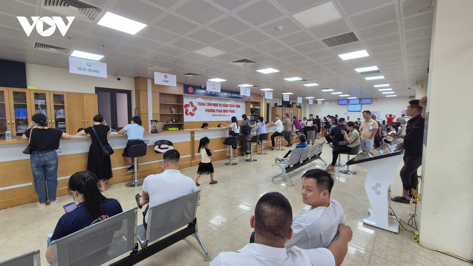 Chính quyền địa phương hai cấp: Cán bộ xã loay hoay giữa quản lý và phục vụ