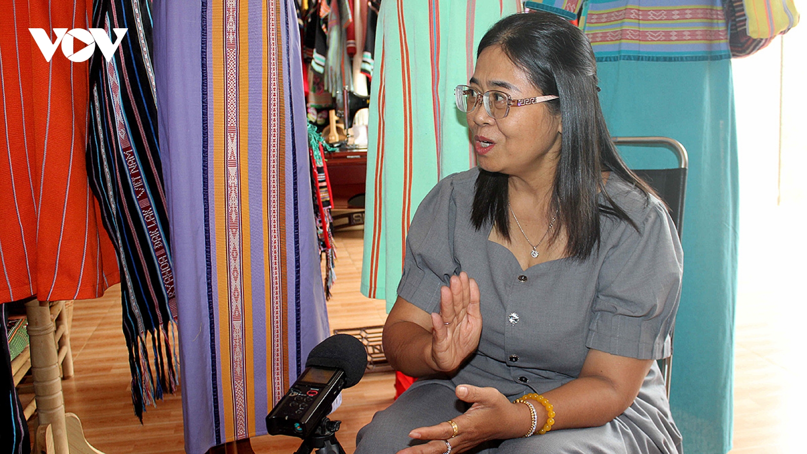 Người dệt lại văn hóa M'nông trên thổ cẩm truyền thống