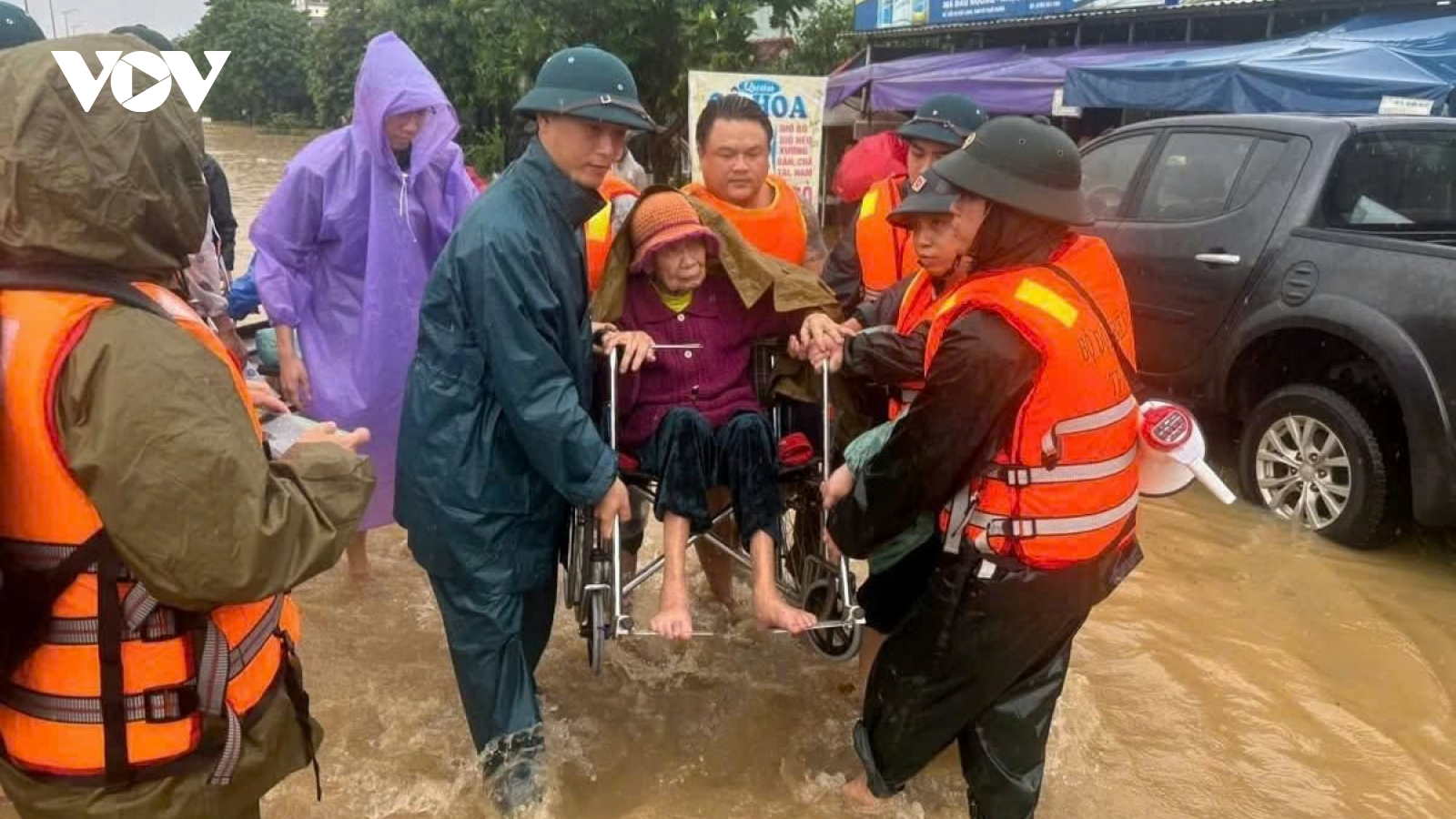 Bộ đội Biên phòng Đà Nẵng vượt lũ, cứu trợ hàng nghìn người dân vùng ngập sâu