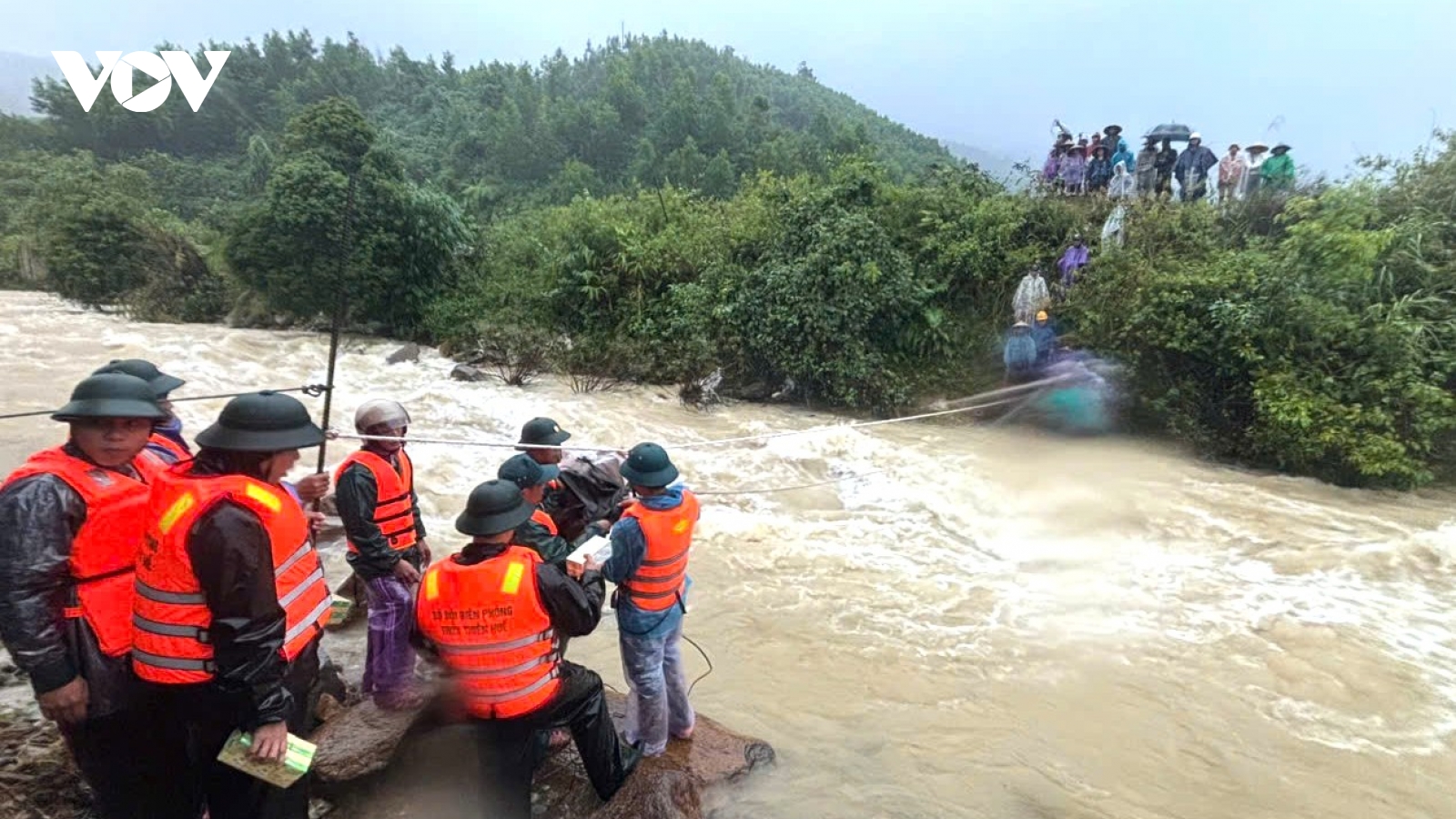 Thủ tướng yêu cầu, tiếp cận tất cả các khu vực bị chia cắt, cô lập do ngập lụt