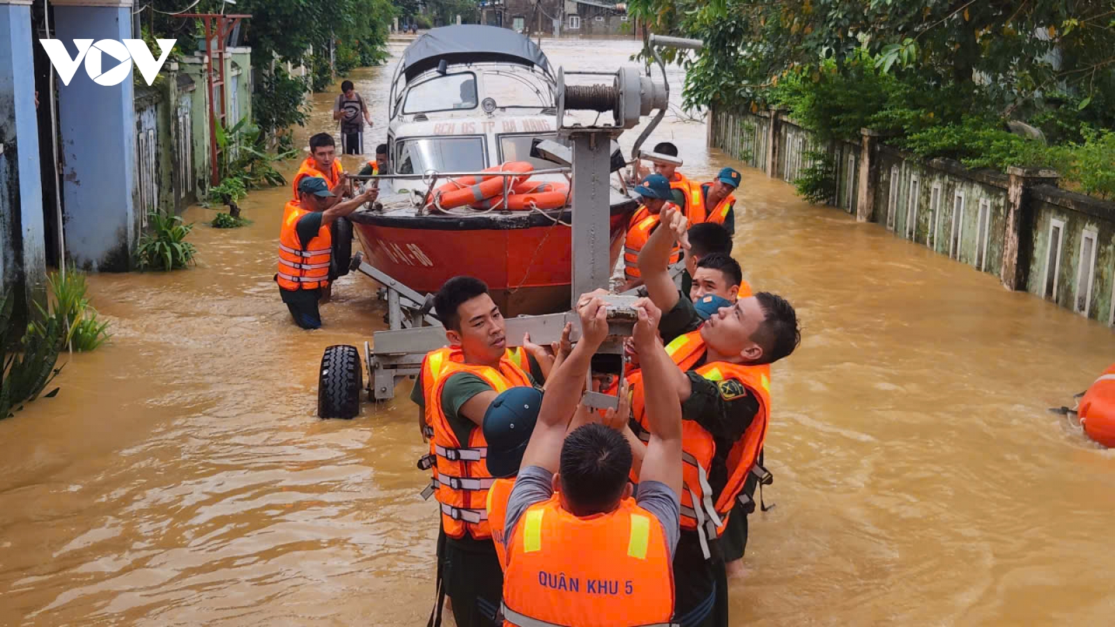 Bộ đội Quân khu 5 hành quân xuyên đêm cứu người giữa dòng lũ dữ