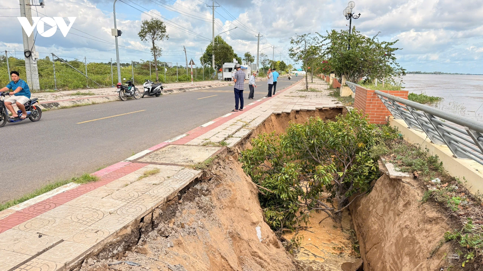 Bờ kè chống sạt lở xã Thường Phước (Đồng Tháp) tiếp tục bị sụt lún