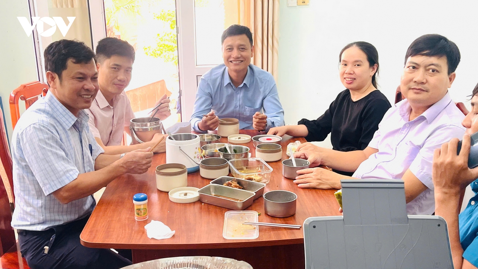 Bữa cơm vội vã trên bàn làm việc của cán bộ xã