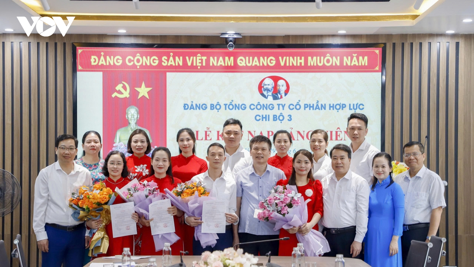 Khi tổ chức Đảng đồng hành với doanh nghiệp tư nhân và người lao động