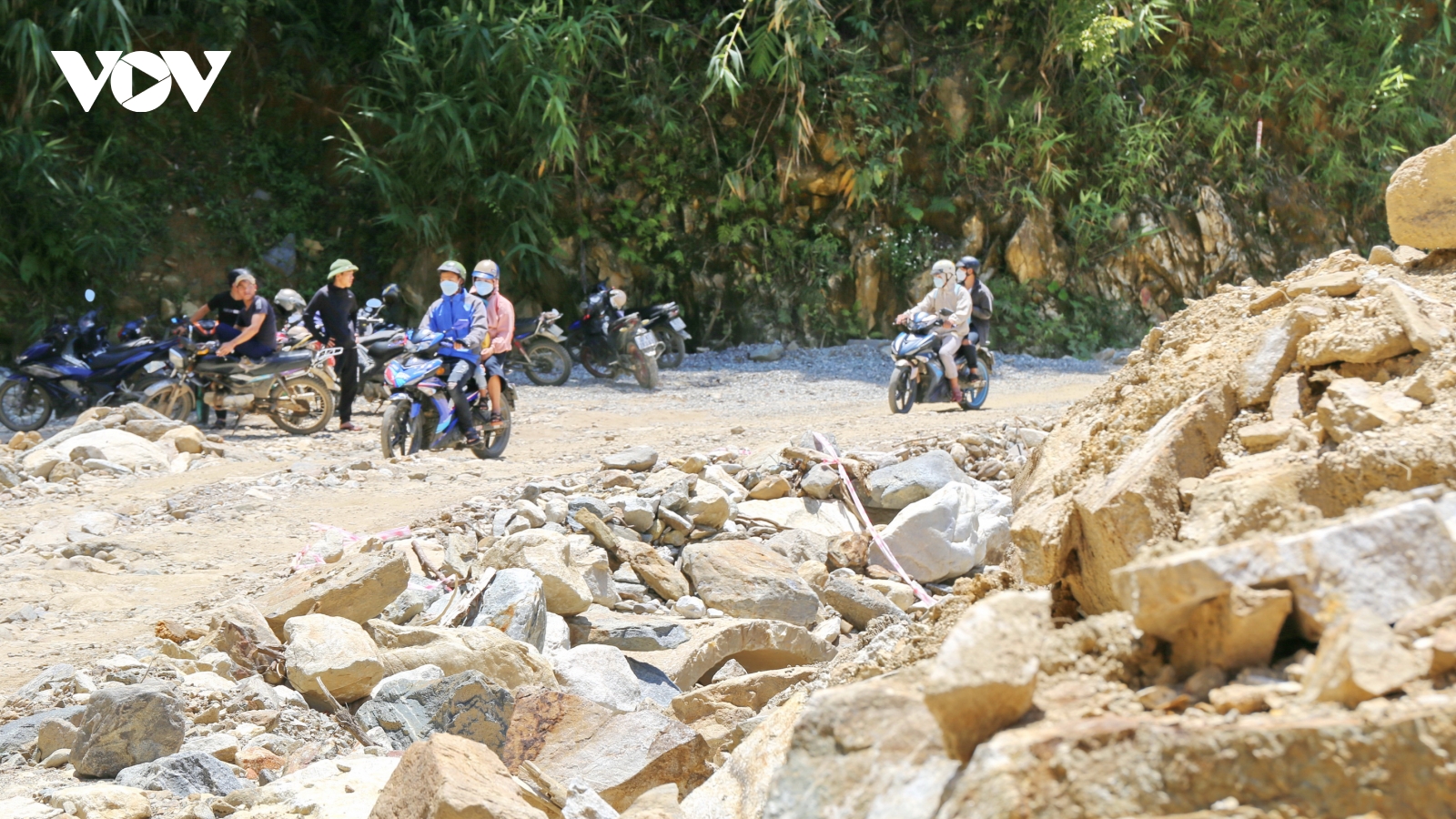 Tái thiết bộ máy và trách nhiệm với dân nơi tuyến đầu: 1 người làm việc bằng 3