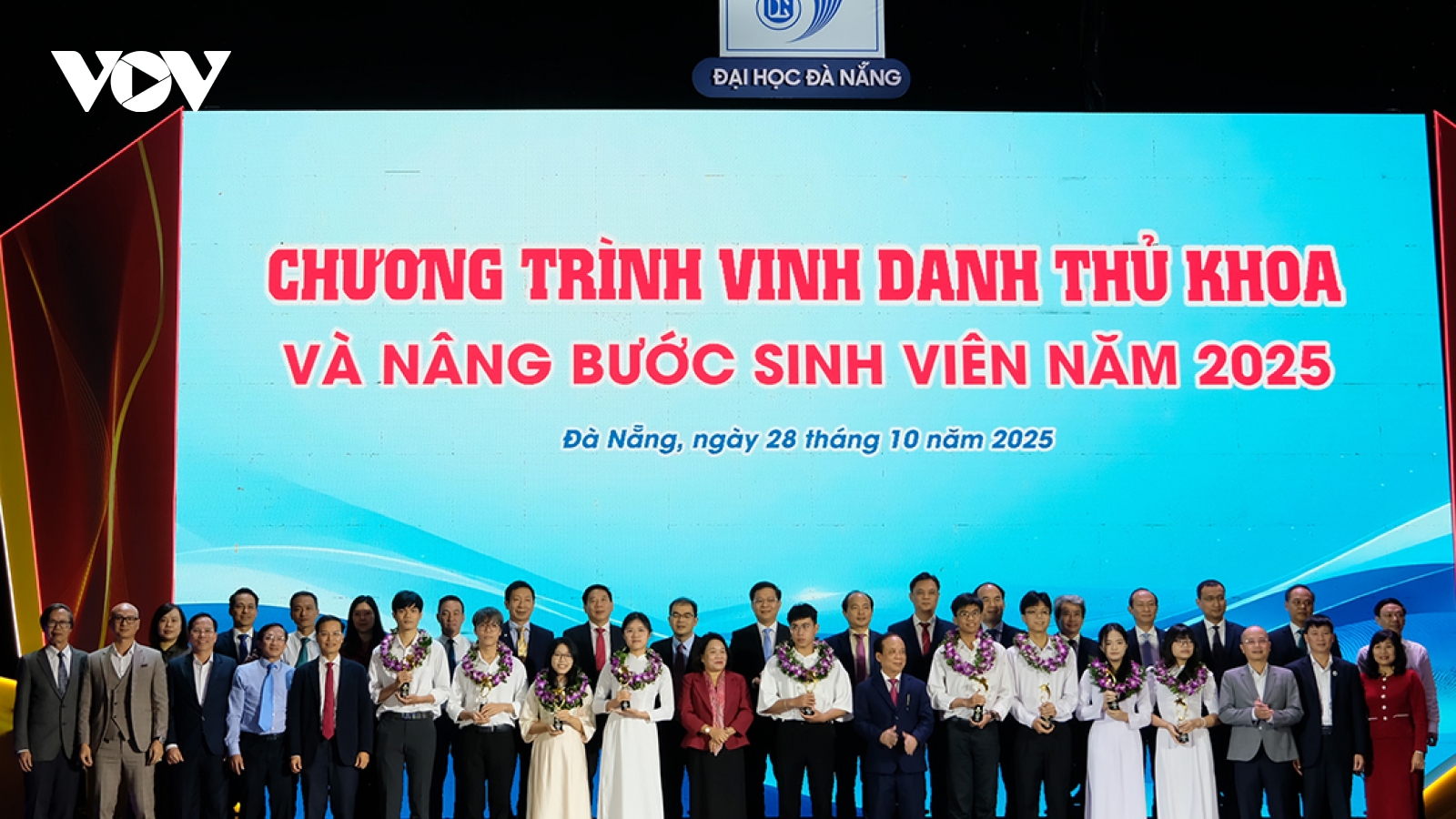 Đại học Đà Nẵng trao học bổng “Nâng bước sinh viên”