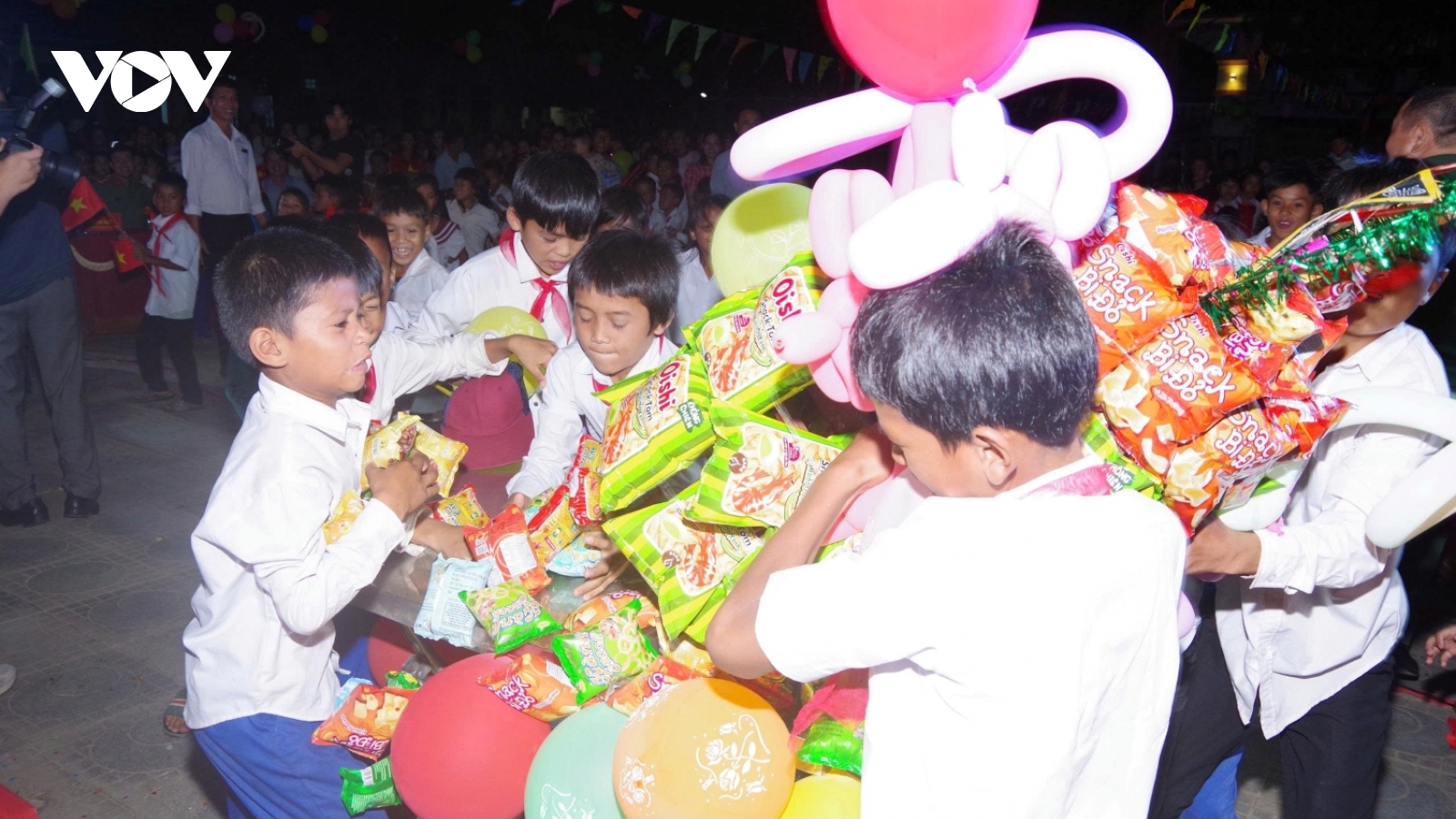 Trung thu nơi vùng bão đi qua