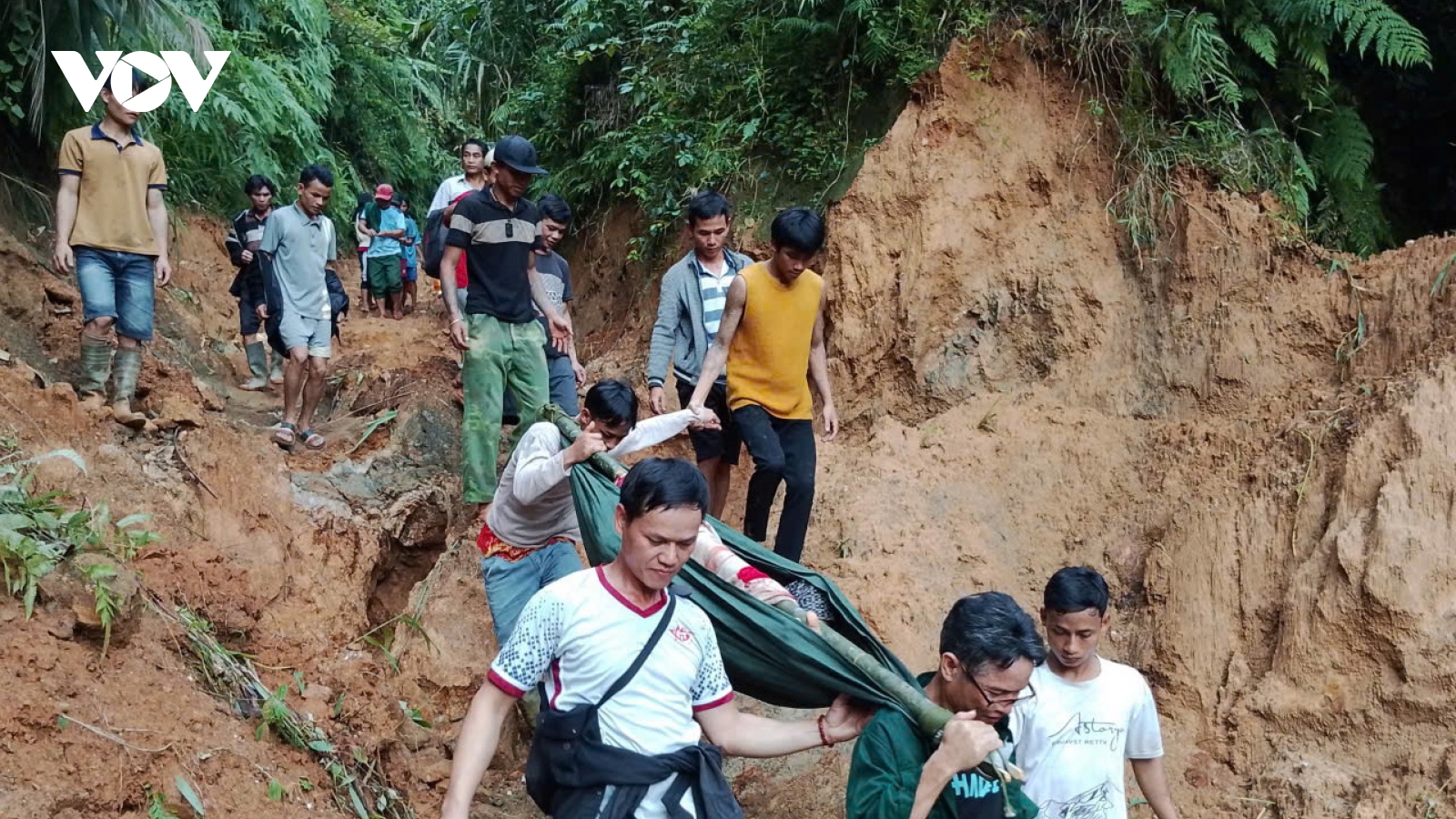 Cán bộ xã vượt mưa lũ lớn đến với dân