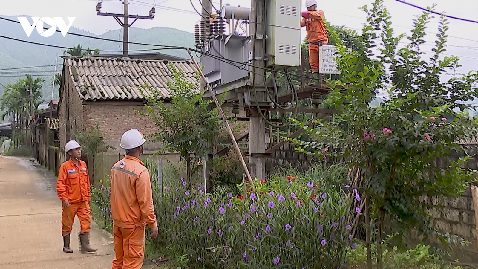 Nỗ lực cấp điện trở lại cho người dân vùng lũ Lào Cai