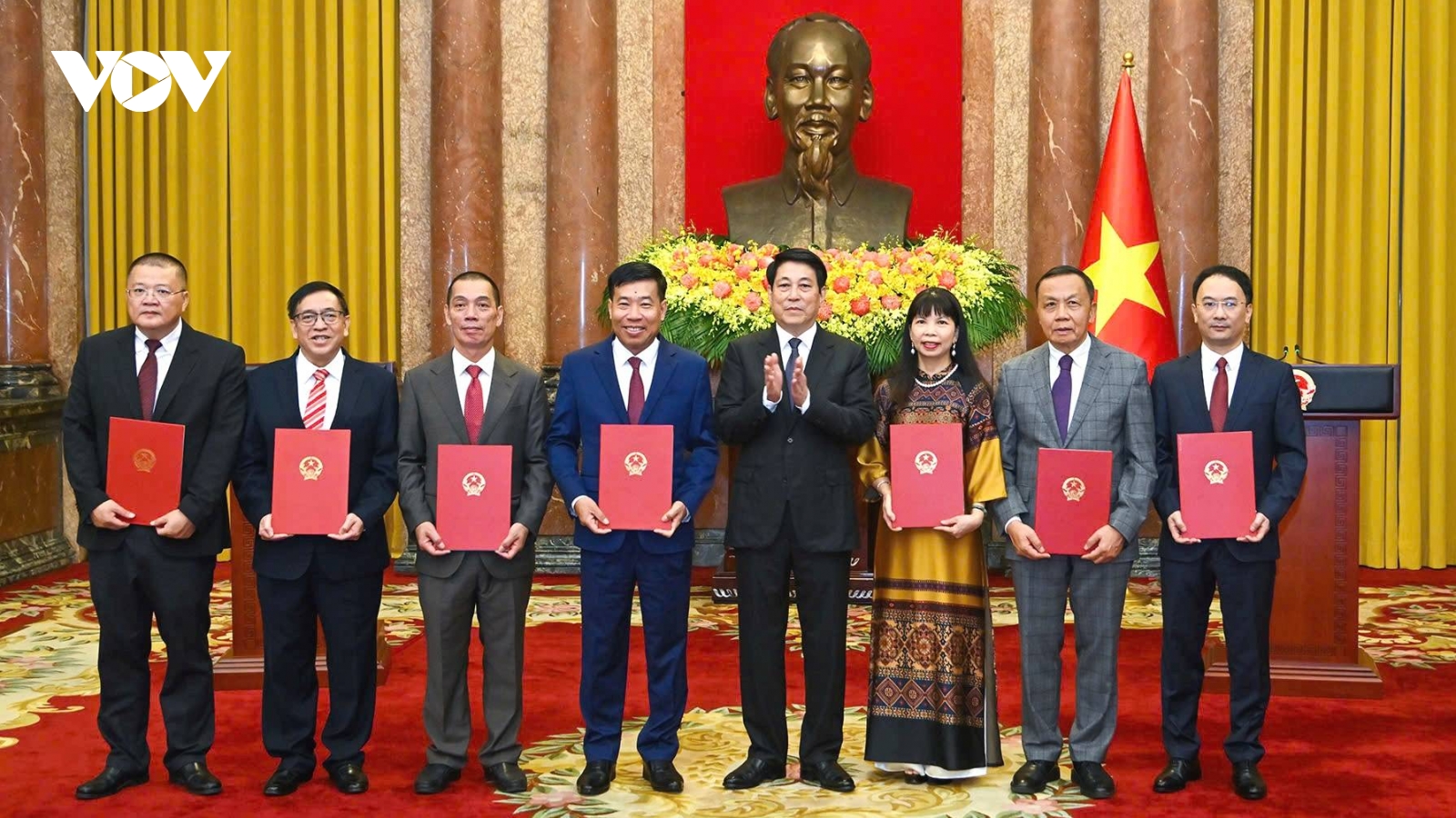 Chủ tịch nước Lương Cường trao quyết định phong hàm và bổ nhiệm các Đại sứ