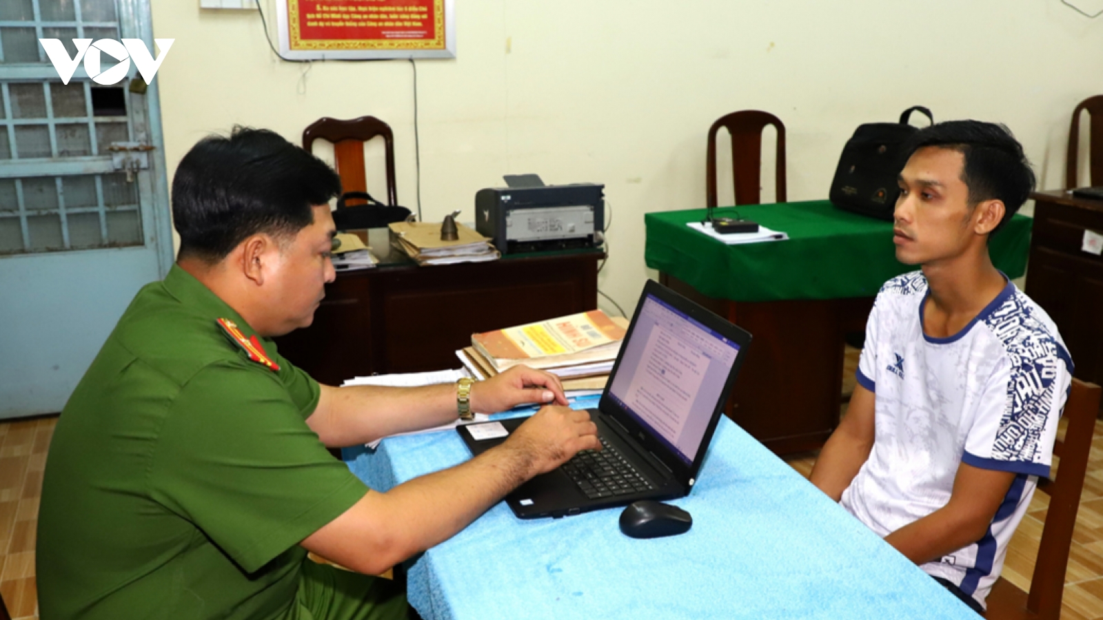 Vờ hỏi chuyện rồi giật dây chuyền vàng