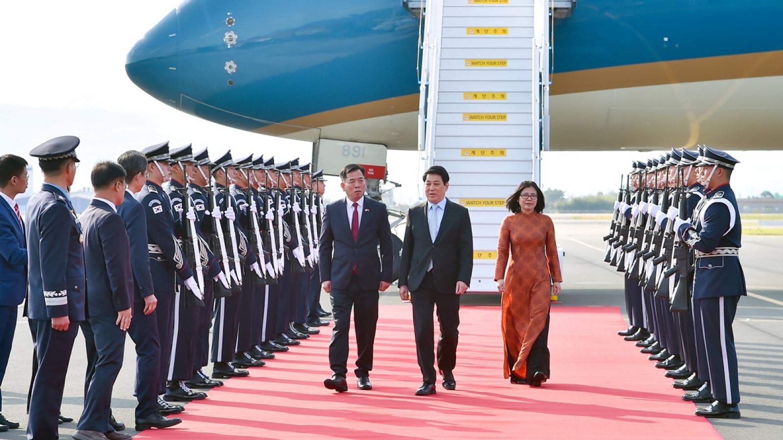 Chủ tịch nước đến Hàn Quốc bắt đầu chương trình tham dự Tuần lễ Cấp cao APEC 2025