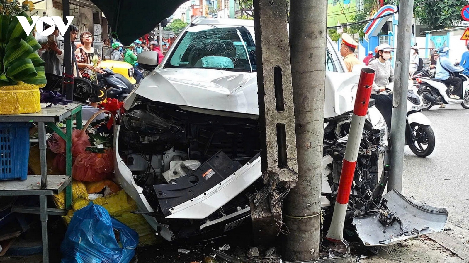 Đà Nẵng: Xe ô tô bất ngờ tăng ga, đâm vào xe máy