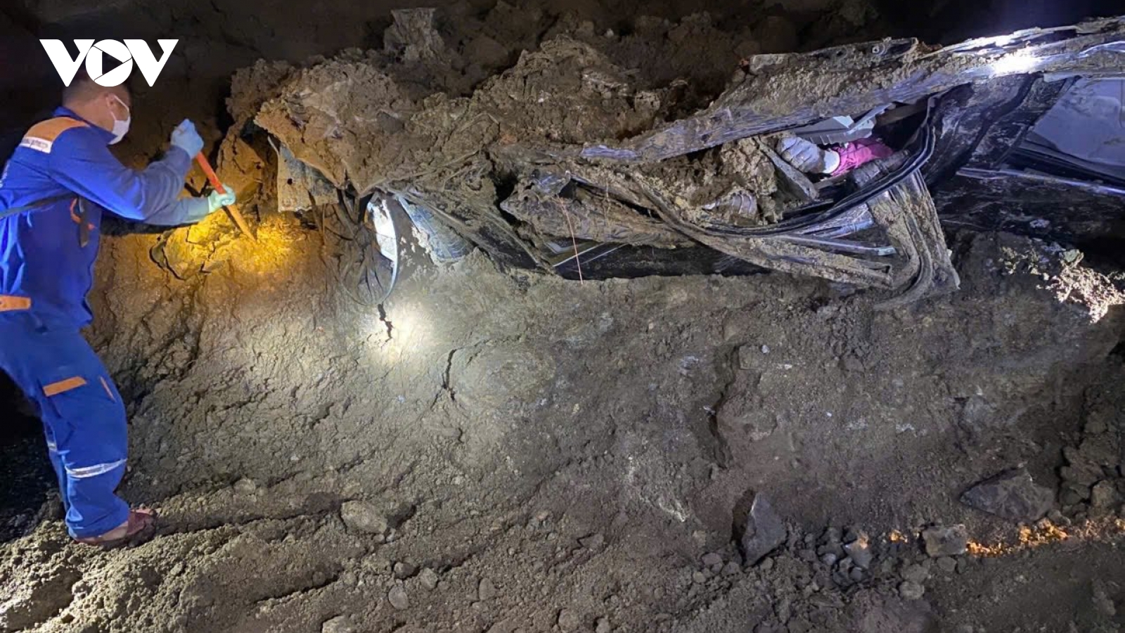 Xuyên đêm tìm kiếm nạn nhân bị đất đá vùi lấp tại Minh Lương, Lào Cai