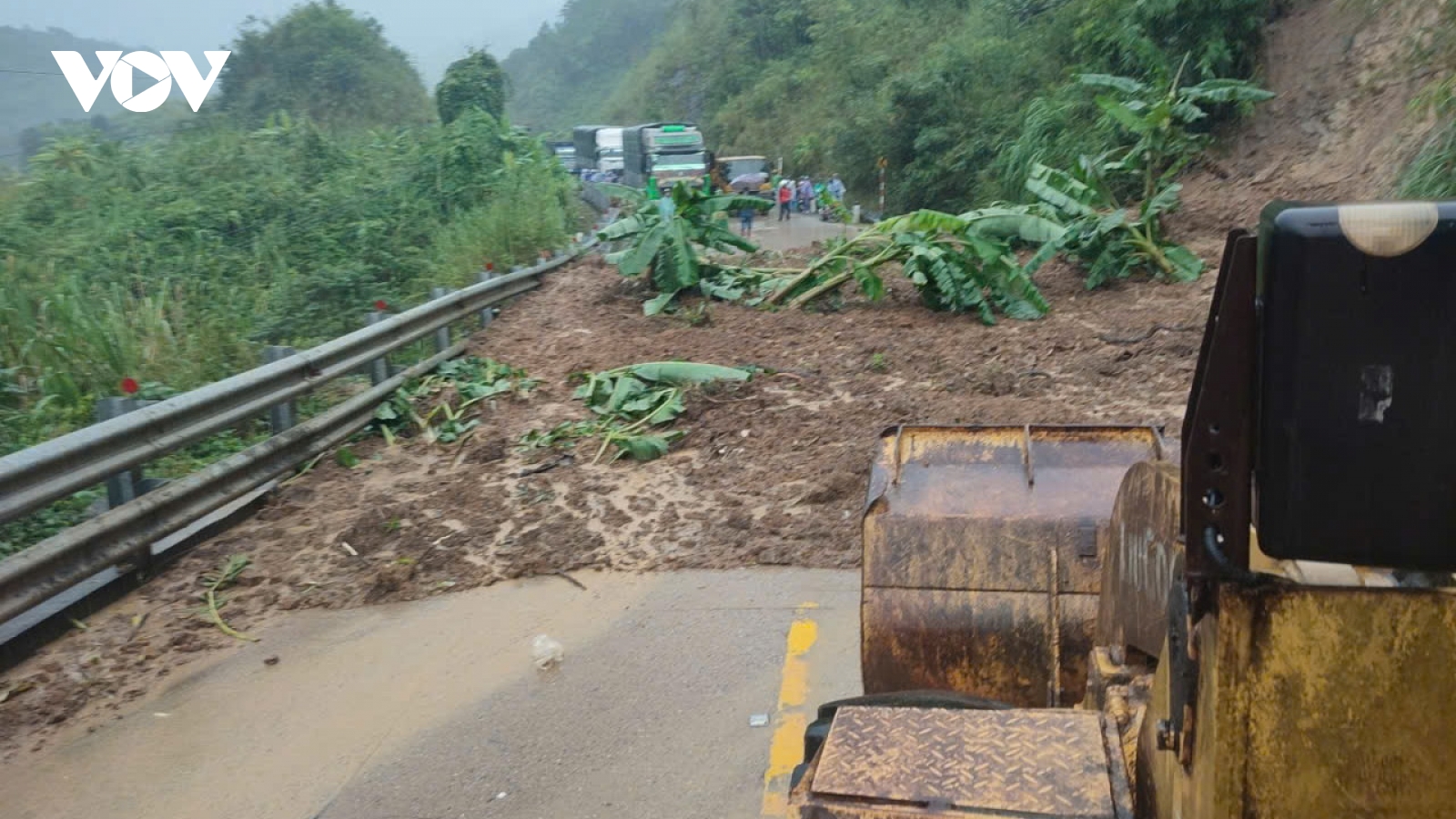 Mưa lớn gây sạt lở nghiêm trọng, giao thông miền núi Quảng Ngãi – Đà Nẵng ách tắc