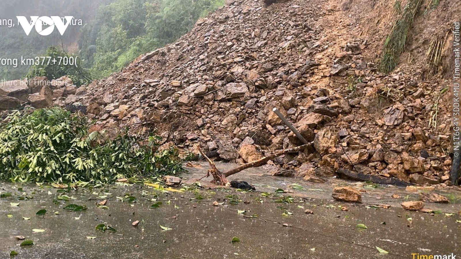 Tập trung khắc phục giao thông miền Trung bị sạt lở do mưa lũ