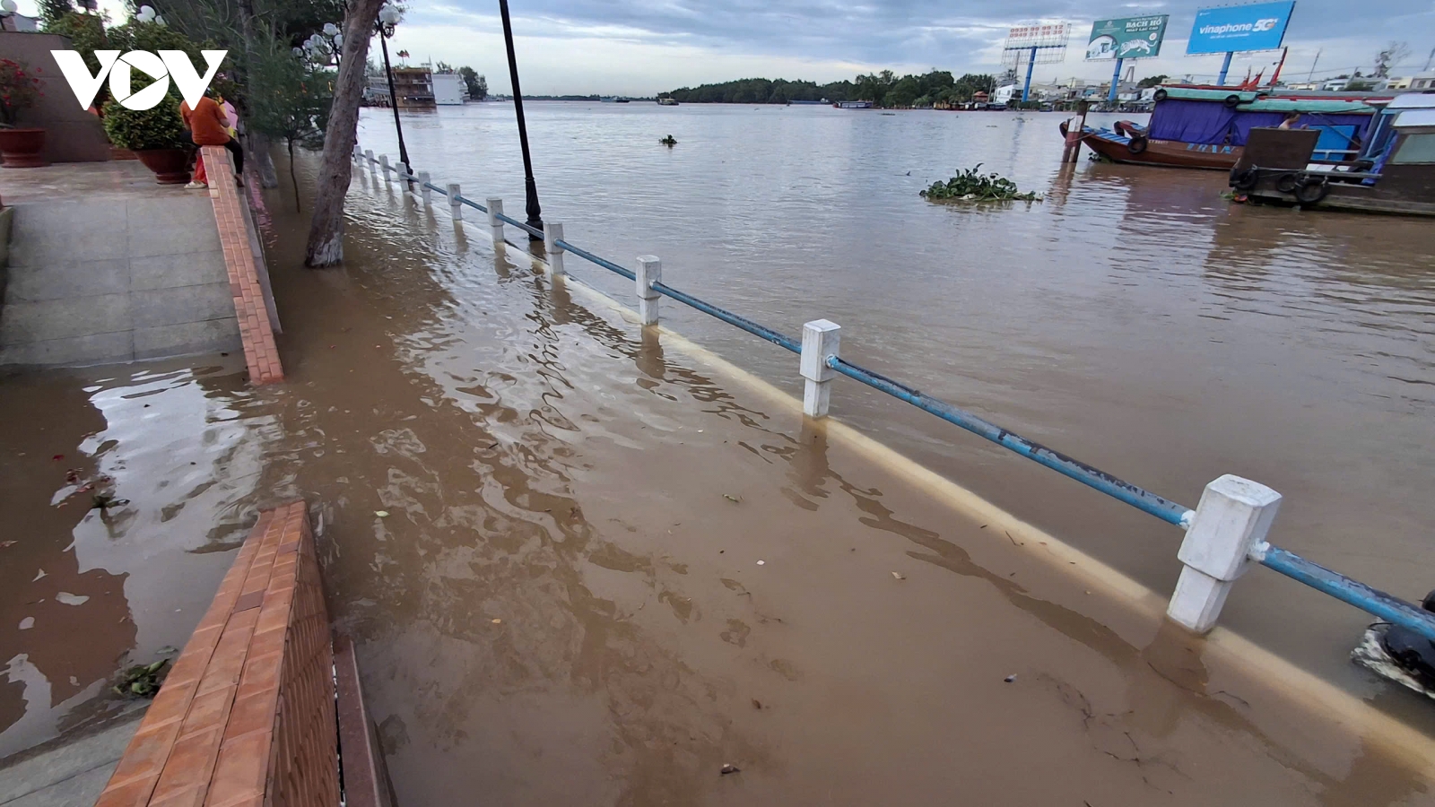 Triều cường ở Cần Thơ vượt báo động III, nhiều tuyến đường nguy cơ ngập sâu