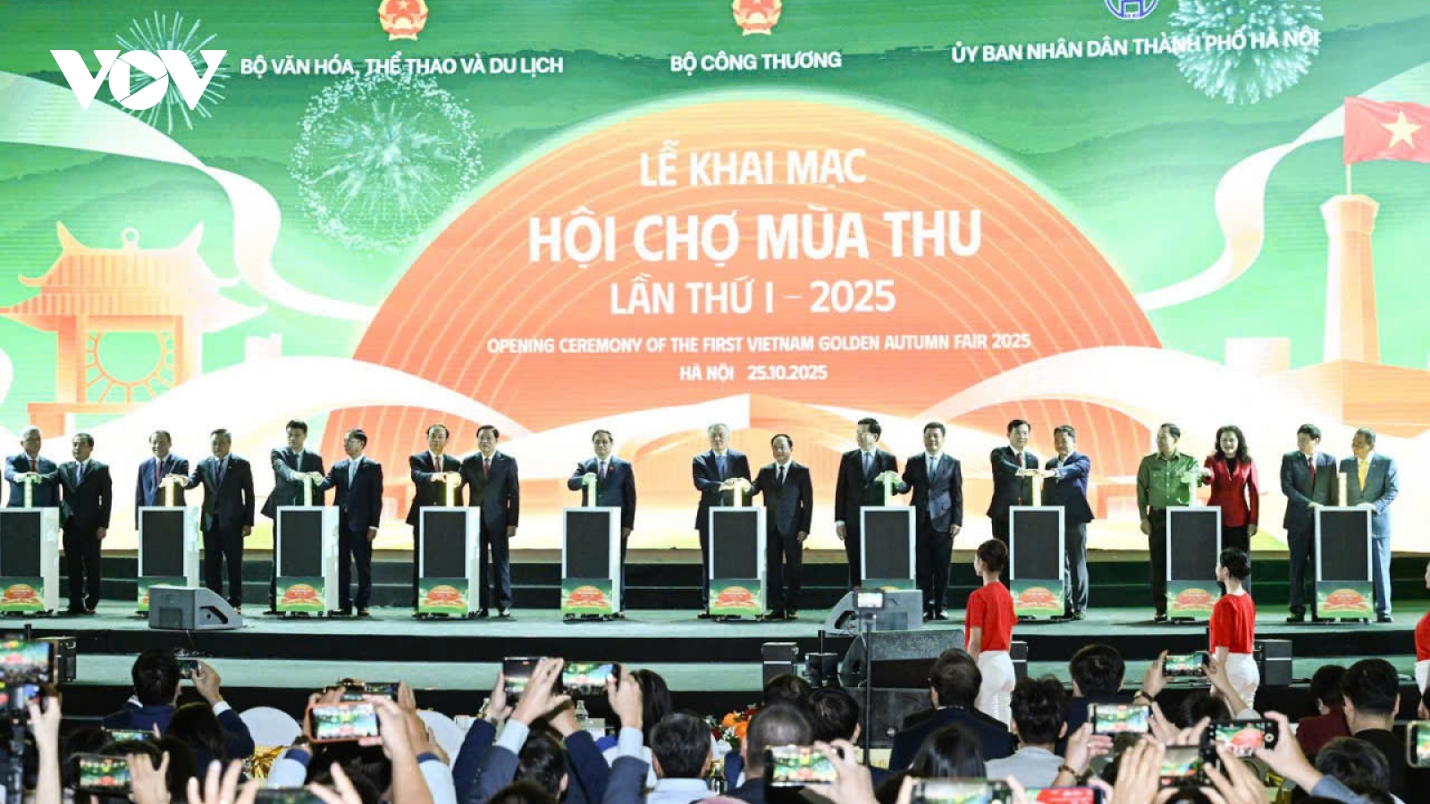 Thủ tướng Phạm Minh Chính nhấn nút khai mạc Hội chợ Mùa Thu lần thứ nhất - 2025