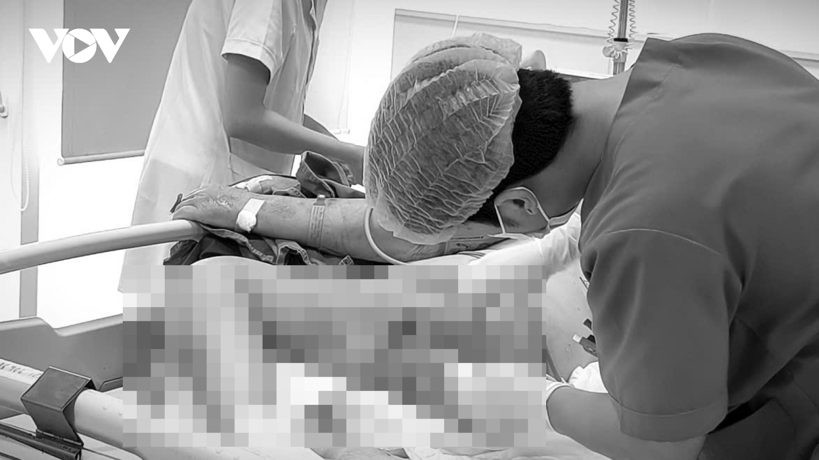 Tự ý chích mụn nhọt tại nhà, cụ ông 76 tuổi suýt mất mạng vì nhiễm khuẩn hoại tử