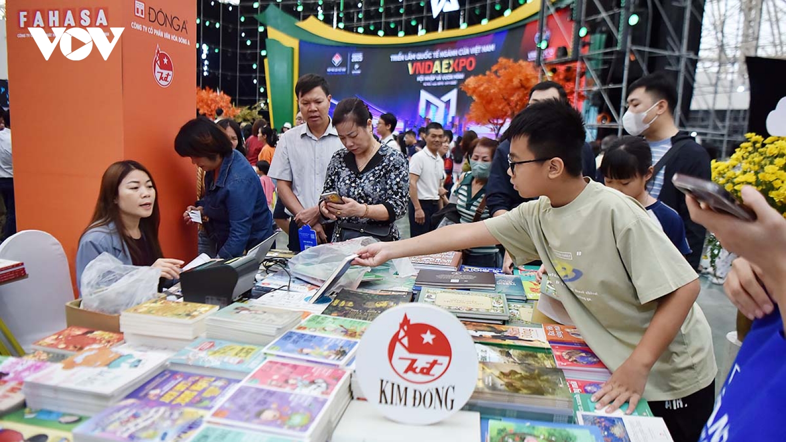Không gian xuất bản tại Hội chợ Mùa Thu 2025 hút khách trong ngày đầu hội chợ