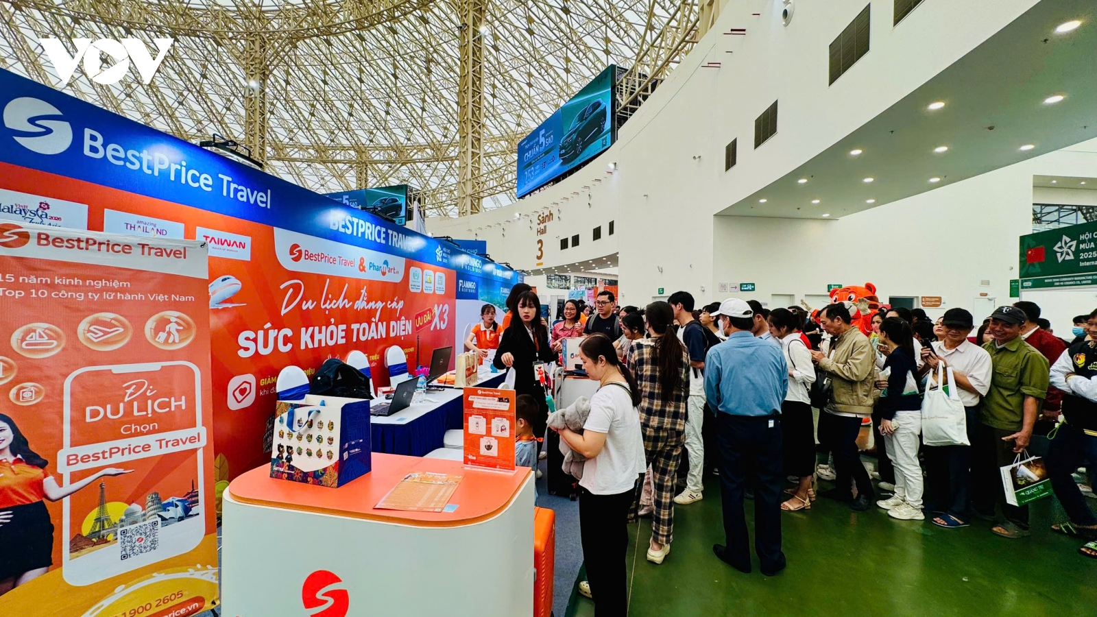 Sôi động khuyến mại tour du lịch, vé máy bay tại Hội chợ Mùa Thu 2025