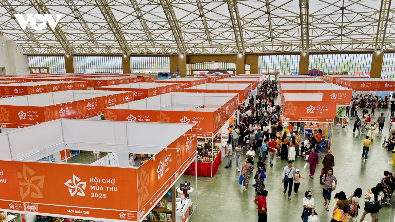 Đông đảo du khách đến Hội chợ Mùa Thu 2025 trong ngày đầu mở cửa