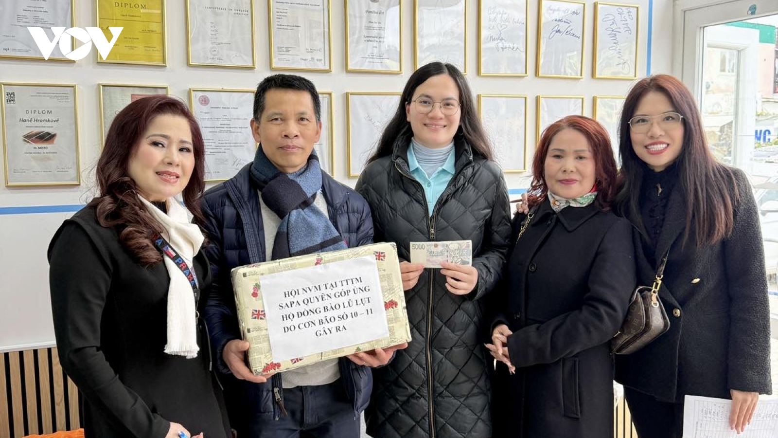 Cộng đồng người Việt tại Séc quyên góp ủng hộ đồng bào bị ảnh hưởng lũ lụt