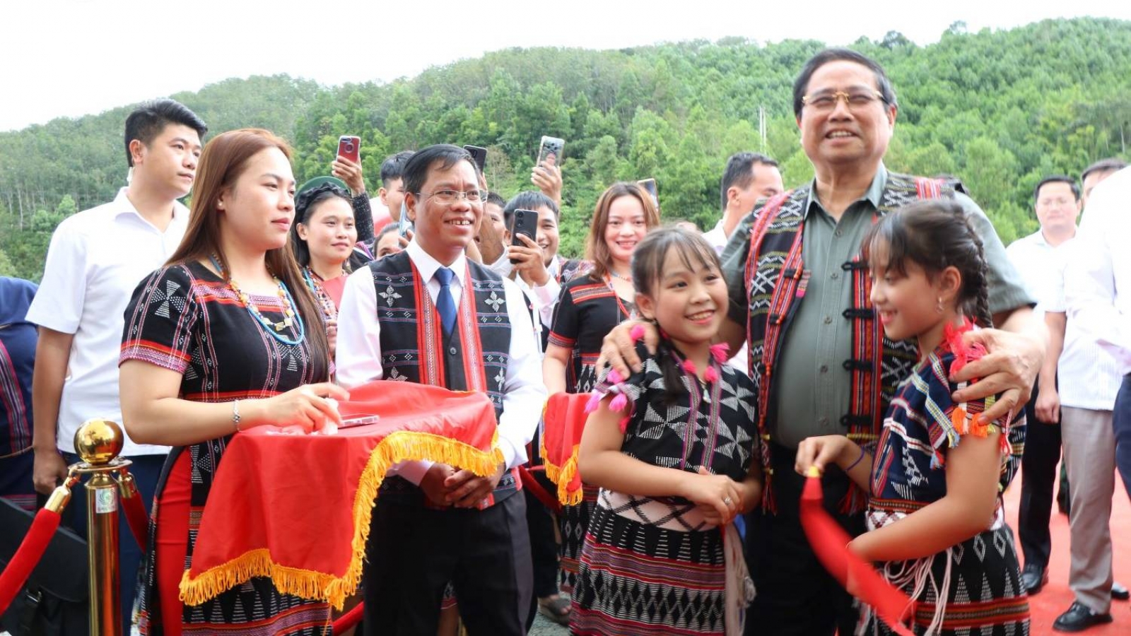 Thủ tướng: Xây dựng trường học vùng biên là "mệnh lệnh từ trái tim"