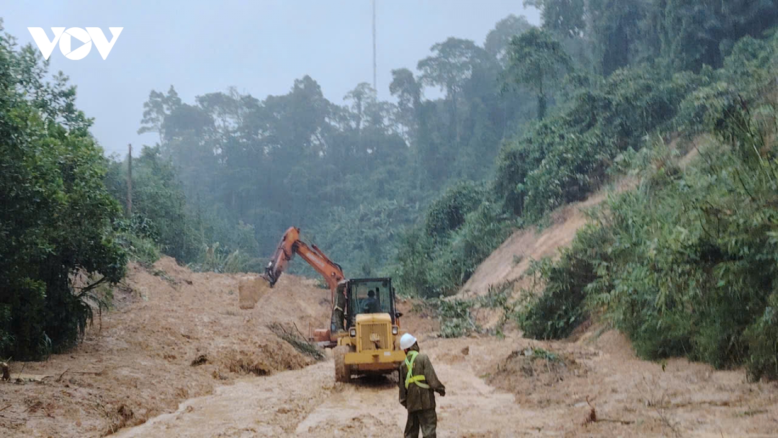 Tập trung để thông tuyến đèo Lò Xo, đường Hồ Chí Minh vào 21h đêm nay