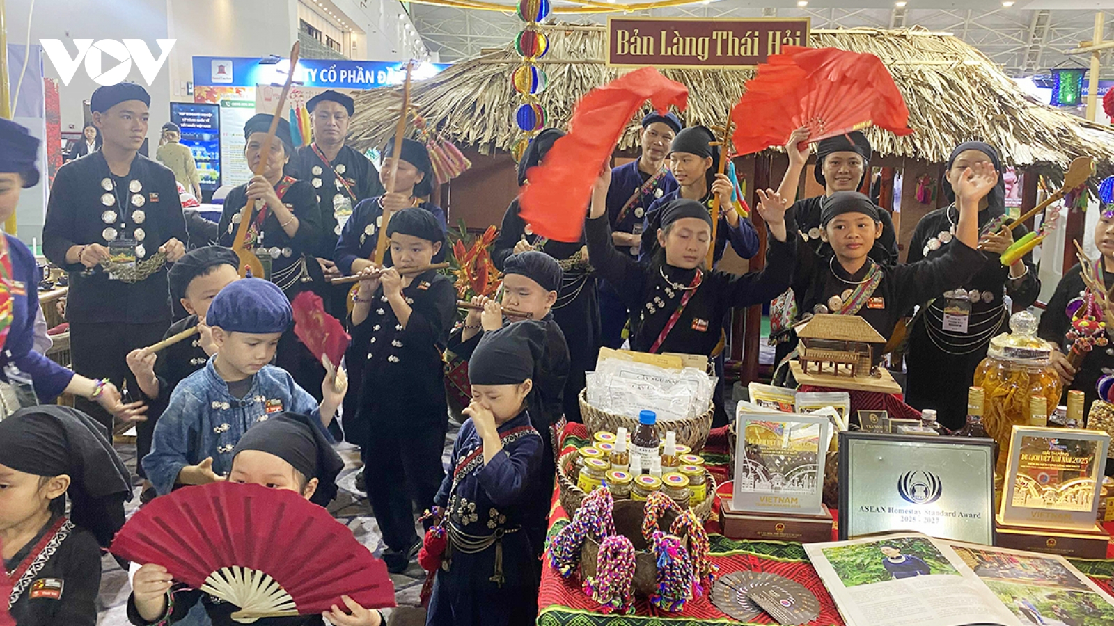 Làng nghề với vai trò quảng bá văn hoá - du lịch Việt tại Hội chợ Mùa Thu 2025