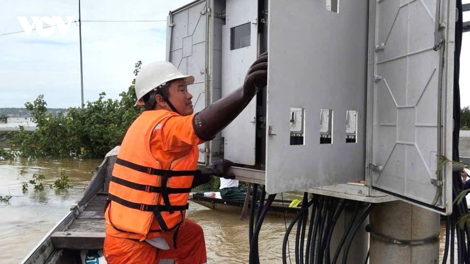 Điện lực Huế xuyên đêm khôi phục điện lưới sau mưa lũ