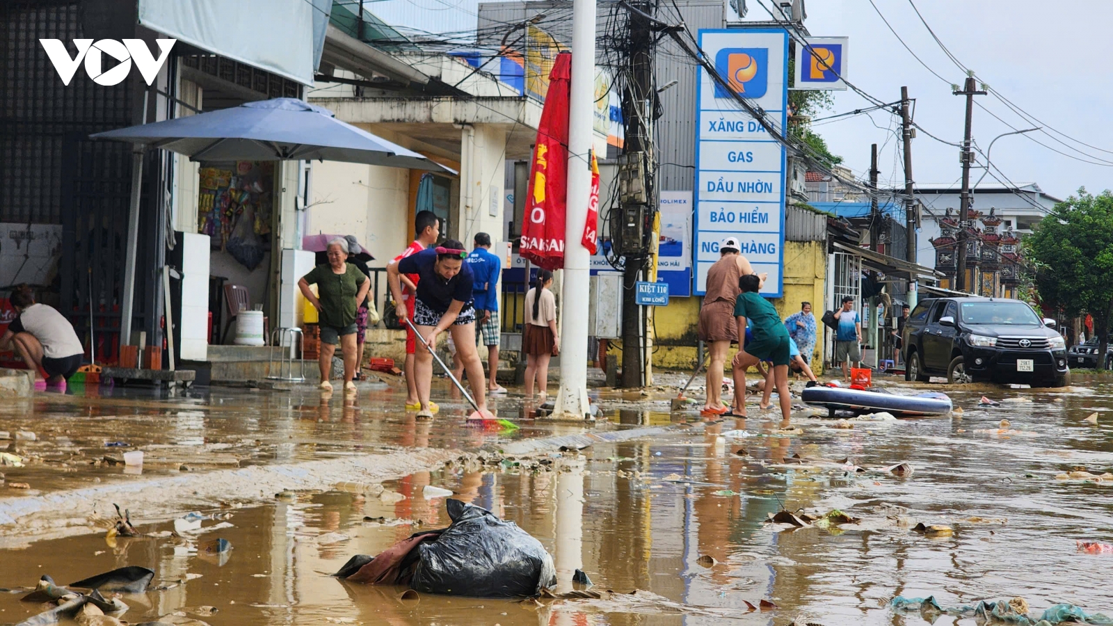 Miền Trung trời hửng nắng, nước rút chậm, người dân dọn dẹp sau lũ