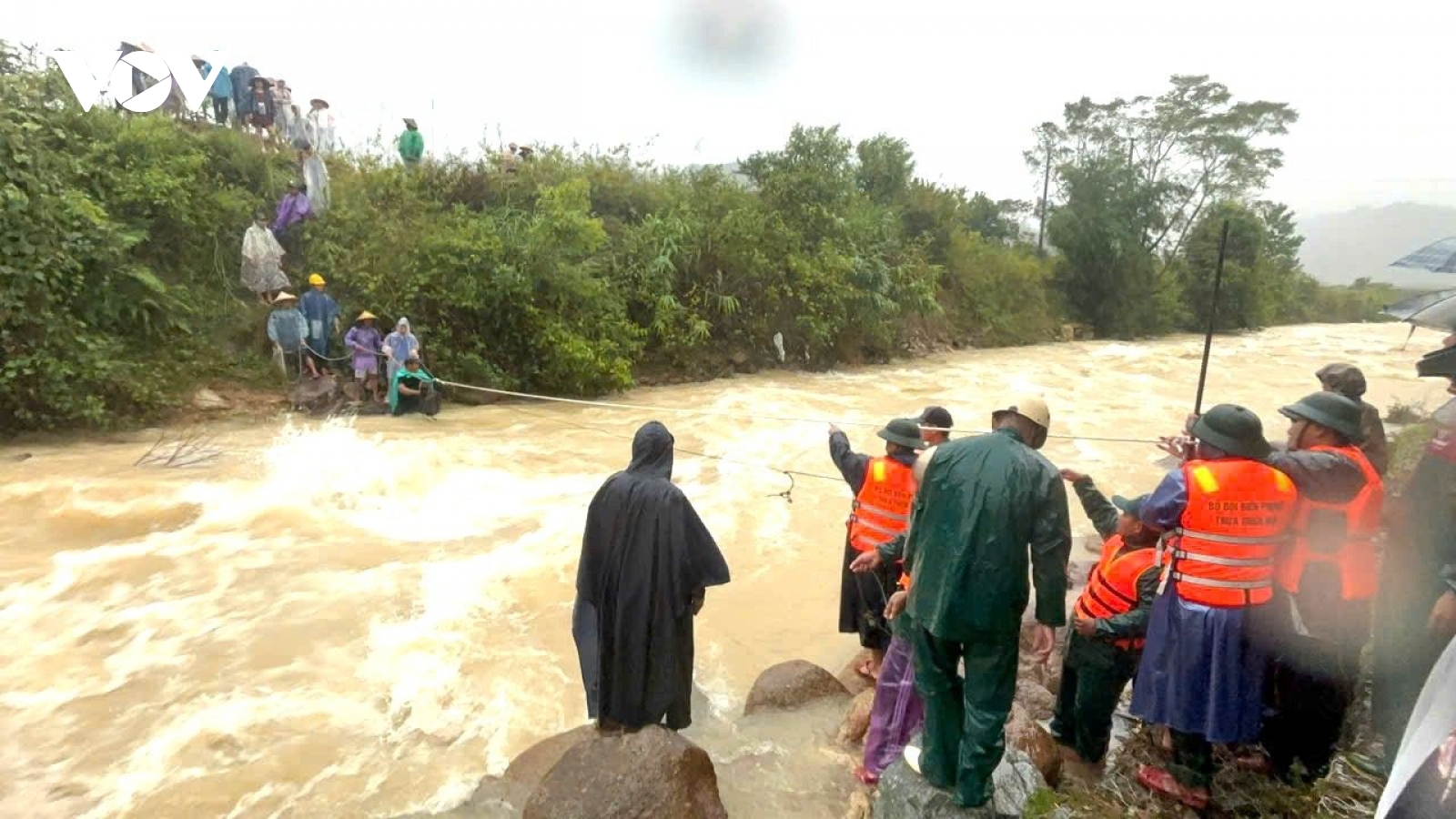 Dùng dây thừng vận chuyển nhu yếu phẩm tiếp tế người dân bị cô lập ở Huế