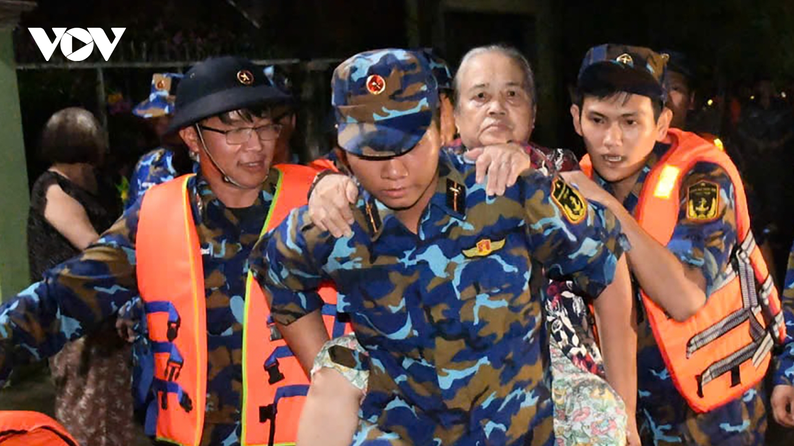 Lực lượng quân đội, công an Lâm Đồng hỗ trợ người dân chạy lũ trong đêm