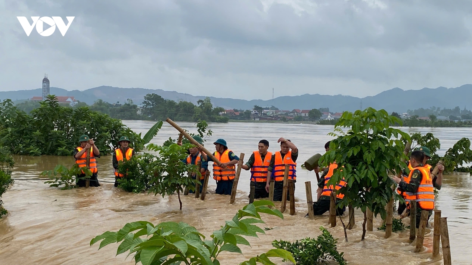 Một người tử vong khi cứu 3 cháu nhỏ thoát khỏi đuối nước trong mưa lũ
