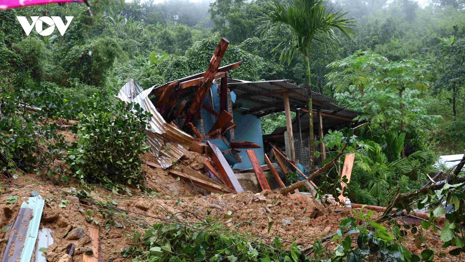 Lo giúp dân, nhà Chỉ huy trưởng Quân sự xã Trà Leng bị sạt lở vùi lấp