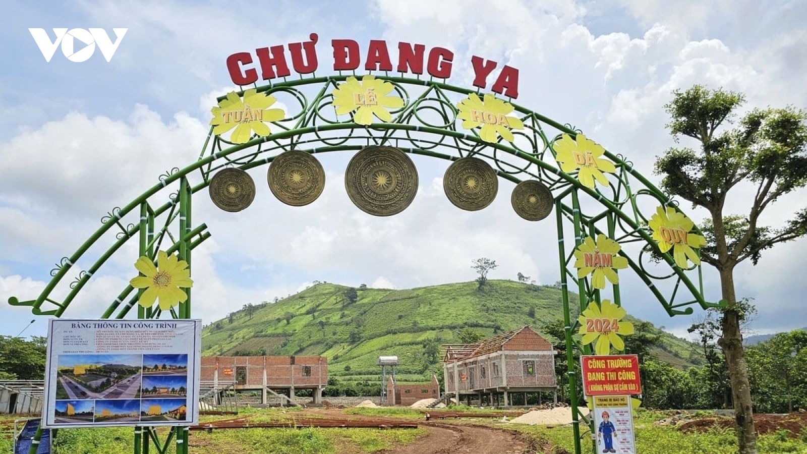 Nhà rông đang xây đã có lệnh phải đập bỏ, lãng phí hàng tỷ đồng