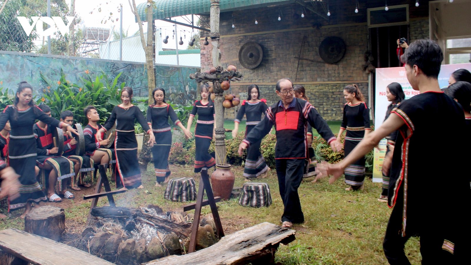 Tập huấn múa dân gian Tây Nguyên cho thế hệ trẻ ở các buôn làng