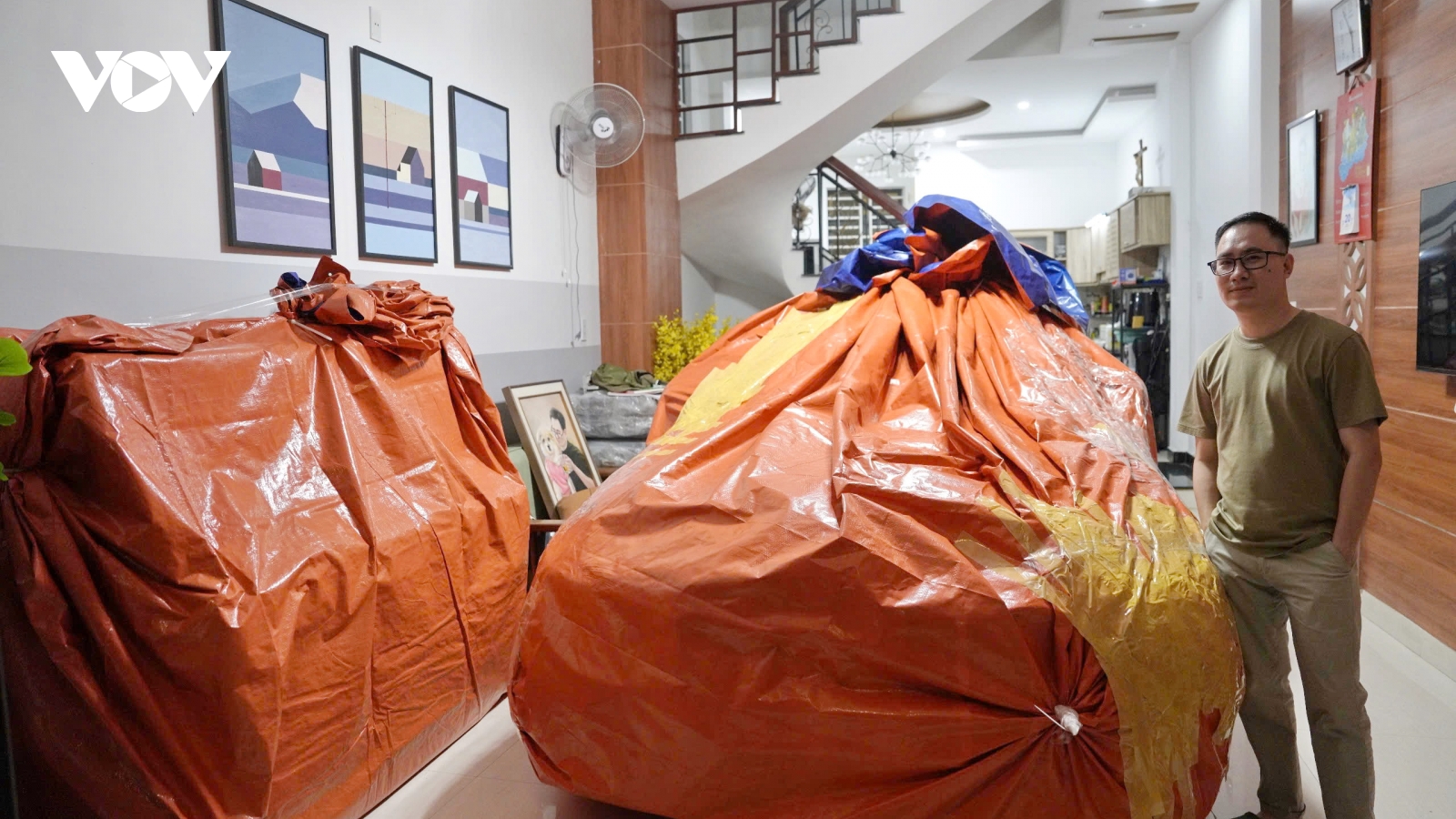 Người dân Đà Nẵng dùng bạt bọc kín ô tô trong nhà phòng mưa bão