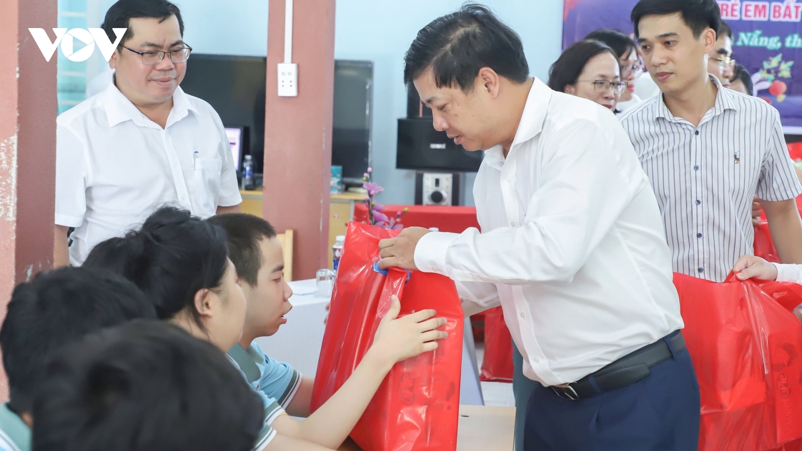 Lãnh đạo Đà Nẵng thăm, tặng quà Trung thu trẻ em mồ côi, khuyết tật