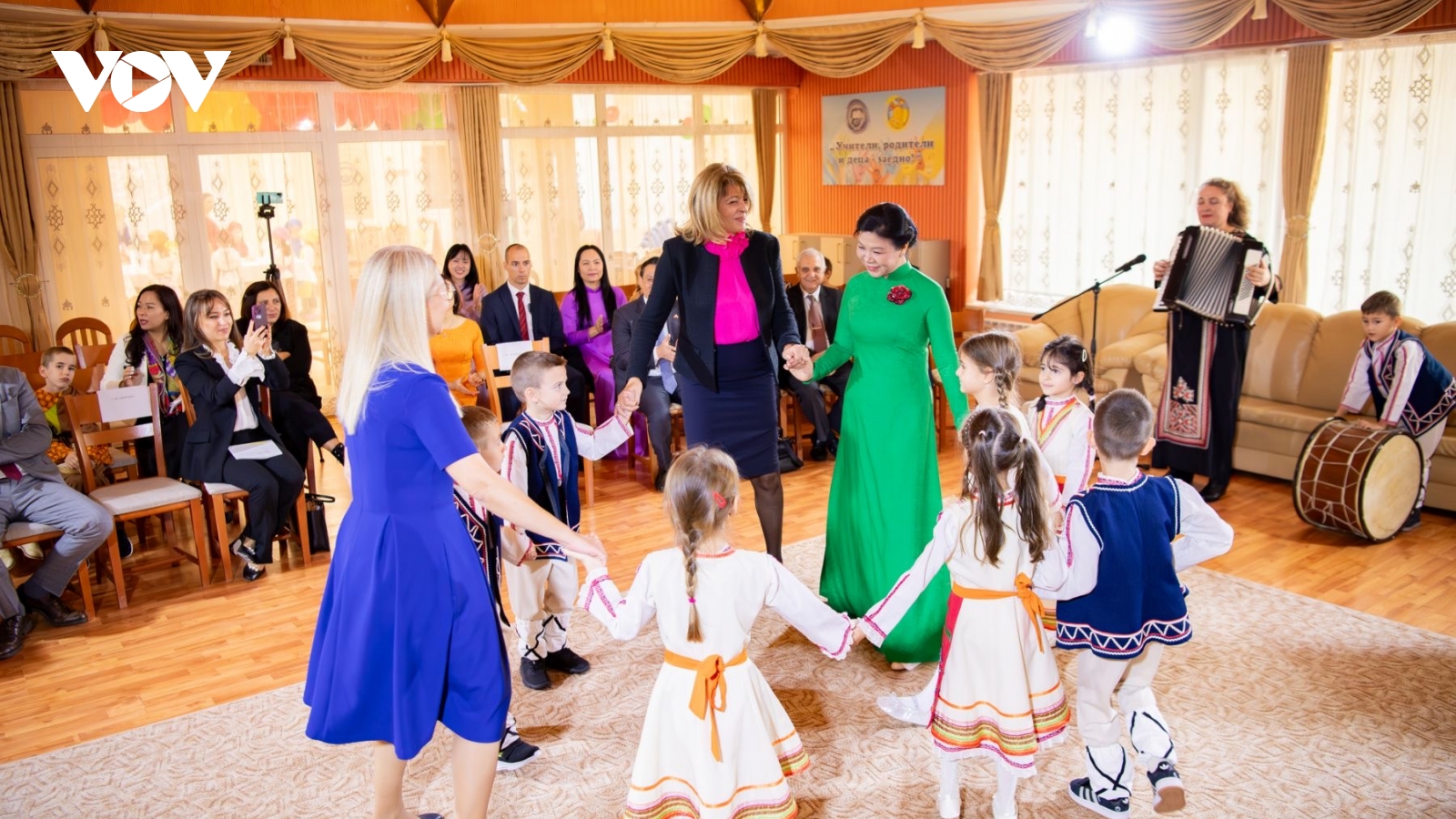 Phu nhân Ngô Phương Ly cùng trẻ em Bulgaria vẽ tranh về tình hữu nghị bền chặt